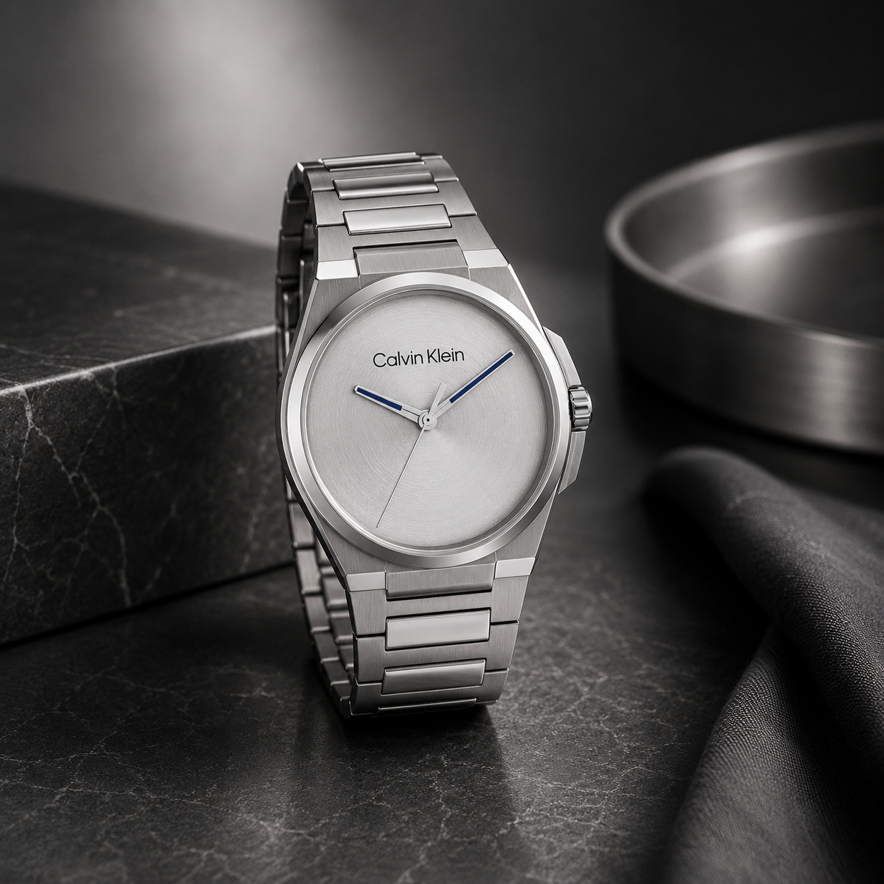  Reloj de hombre Calvin Klein Meta Minimal 25200456 de acero inoxidable plateado con esfera gris satinada y agujas en contraste azul.