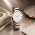 Reloj de mujer Calvin Klein Minimalistic 25200139 de acero inoxidable bicolor oro rosa y plata con esfera blanca y detalles de cristales en los índices.
