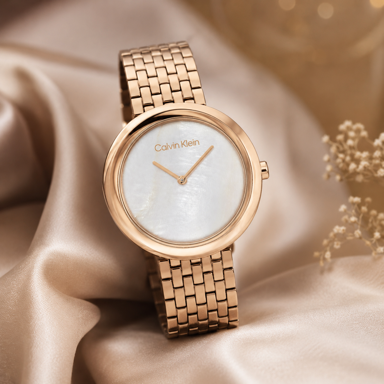 Reloj de mujer Calvin Klein Sculptural 25200322 de acero inoxidable en oro rosa con bisel retorcido esculpido y esfera blanca nácar.