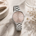 Reloj de mujer Calvin Klein Timeless 25200129 de acero inoxidable plateado con esfera oro rosa satinada e índices numéricos estilizados.
