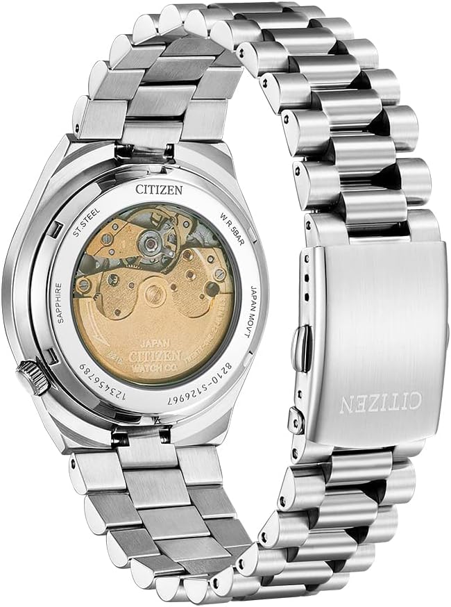 Reloj automático de hombre Citizen Tsuyosa NJ0151-53X de acero inoxidable con esfera azul turquesa degradada expuesto sobre un pedestal de piedra. trasera