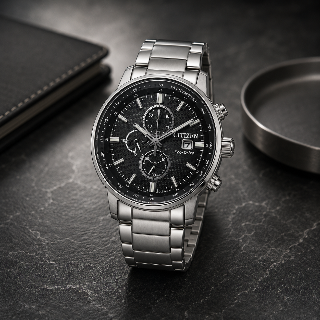  Reloj cronógrafo de hombre Citizen Chrono Eco-Drive CA0840-87E de acero inoxidable con esfera negra texturizada e indicadores de taquímetro en plano detalle.