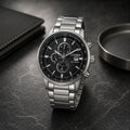  Reloj cronógrafo de hombre Citizen Chrono Eco-Drive CA0840-87E de acero inoxidable con esfera negra texturizada e indicadores de taquímetro en plano detalle.