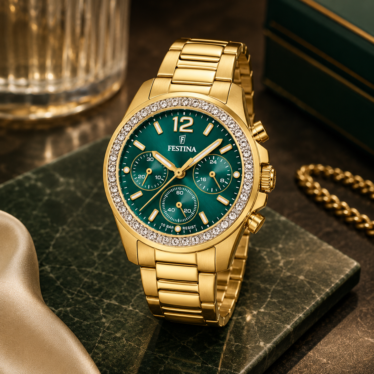  Reloj cronógrafo para mujer Festina Boyfriend F20609/6 de acero dorado con bisel de piedras brillantes y esfera verde esmeralda sobre mármol oscuro.