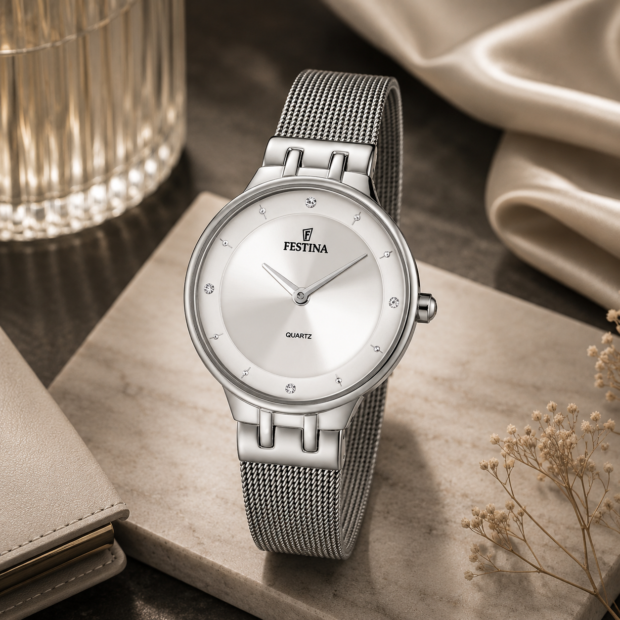 Reloj de mujer minimalista Festina Mademoiselle F20597/1 plateado con correa de malla milanesa y esfera con pequeños cristales brillantes.