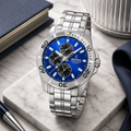 Reloj multifunción para hombre Festina Sport F20445/5 de acero inoxidable plateado con esfera azul cobalto y bisel de buceo sobre mármol blanco.