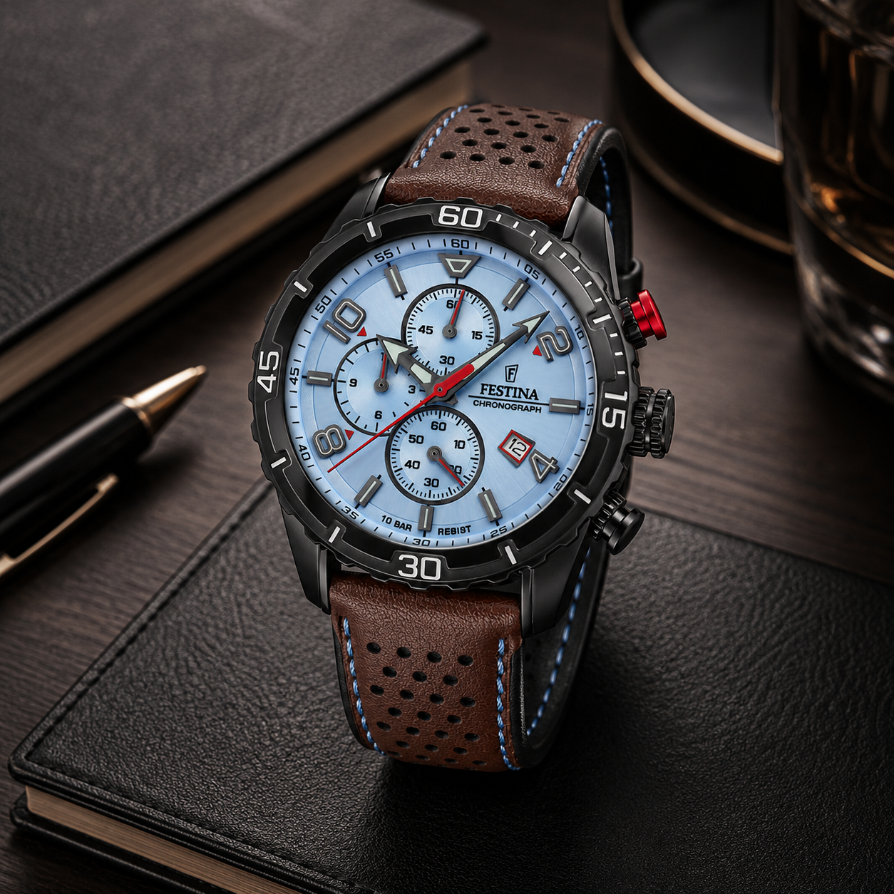  Reloj cronógrafo de hombre Festina Chrono Sport F20519/1 con esfera azul claro, caja de acero negro y correa de cuero marrón perforada con pespuntes azules.