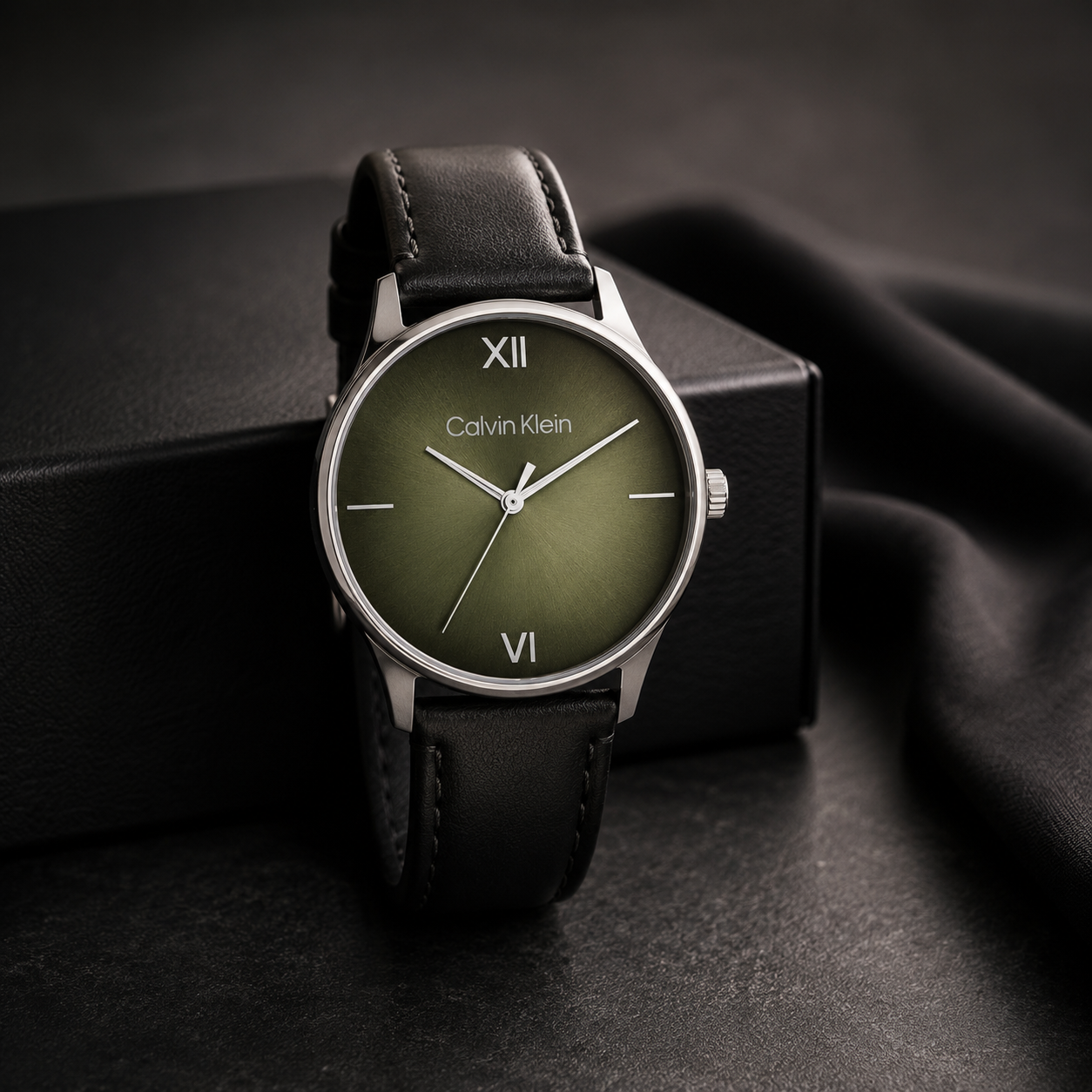  Reloj de hombre Calvin Klein Ascend 25200454 con caja plateada de acero inoxidable, esfera verde oliva degradada y correa de cuero negro.