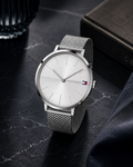  Reloj de mujer Tommy Hilfiger Alexa 1782163 plateado con correa de malla milanesa y esfera minimalista sobre superficie de mármol negro.