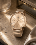 Reloj de mujer Tommy Hilfiger Blake 1782303 monocromático en oro rosa con esfera de índices de cristales y correa de malla milanesa sobre piedra arenisca.