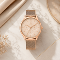  Reloj de mujer Tommy Hilfiger Layla 1782457 de acero inoxidable color oro rosa con correa de malla milanesa y tres subesferas multifunción.
