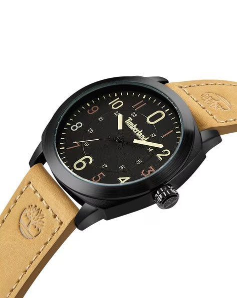 Reloj de hombre Timberland Cillicothe TDWGA9001901 negro con esfera de aviador, números grandes e indicadores naranjas en contraste sobre una piedra natural.