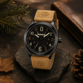 Reloj de hombre Timberland Cillicothe TDWGA9001901 negro con esfera de aviador, números grandes e indicadores naranjas en contraste sobre una piedra natural.