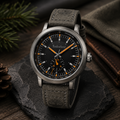  Reloj de hombre Timberland Driscoll TDWGF2231003 de acero inoxidable gris con esfera texturizada, detalles naranjas y correa de cuero nobuk gris oscuro.
