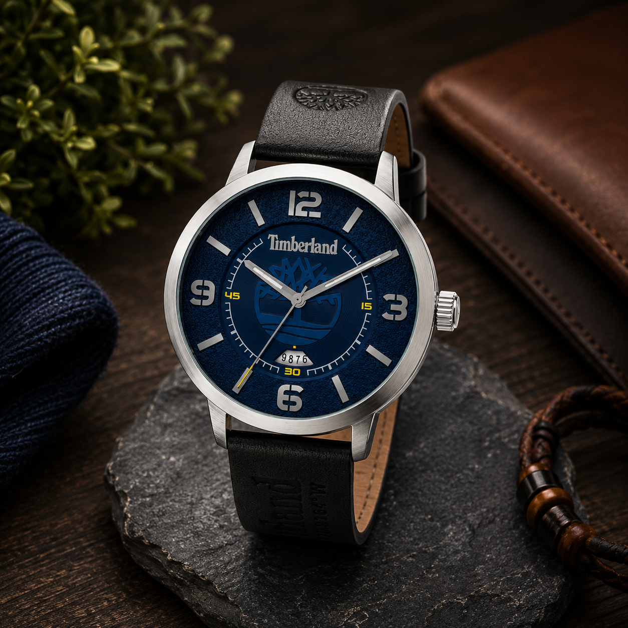  Reloj de hombre Timberland Greycourt TDWGB2091001 de acero inoxidable con esfera azul oscuro y correa de cuero negro expuesto sobre una piedra rústica.