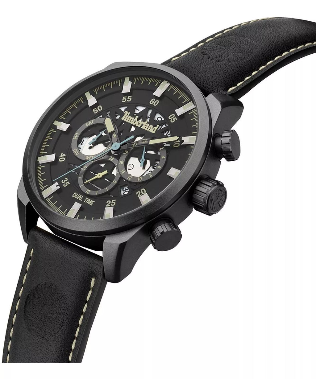  Reloj multifunción para hombre Timberland Henniker III TDWGF2100601 de acero inoxidable negro con correa de cuero oscuro grabado sobre un fondo rústico.