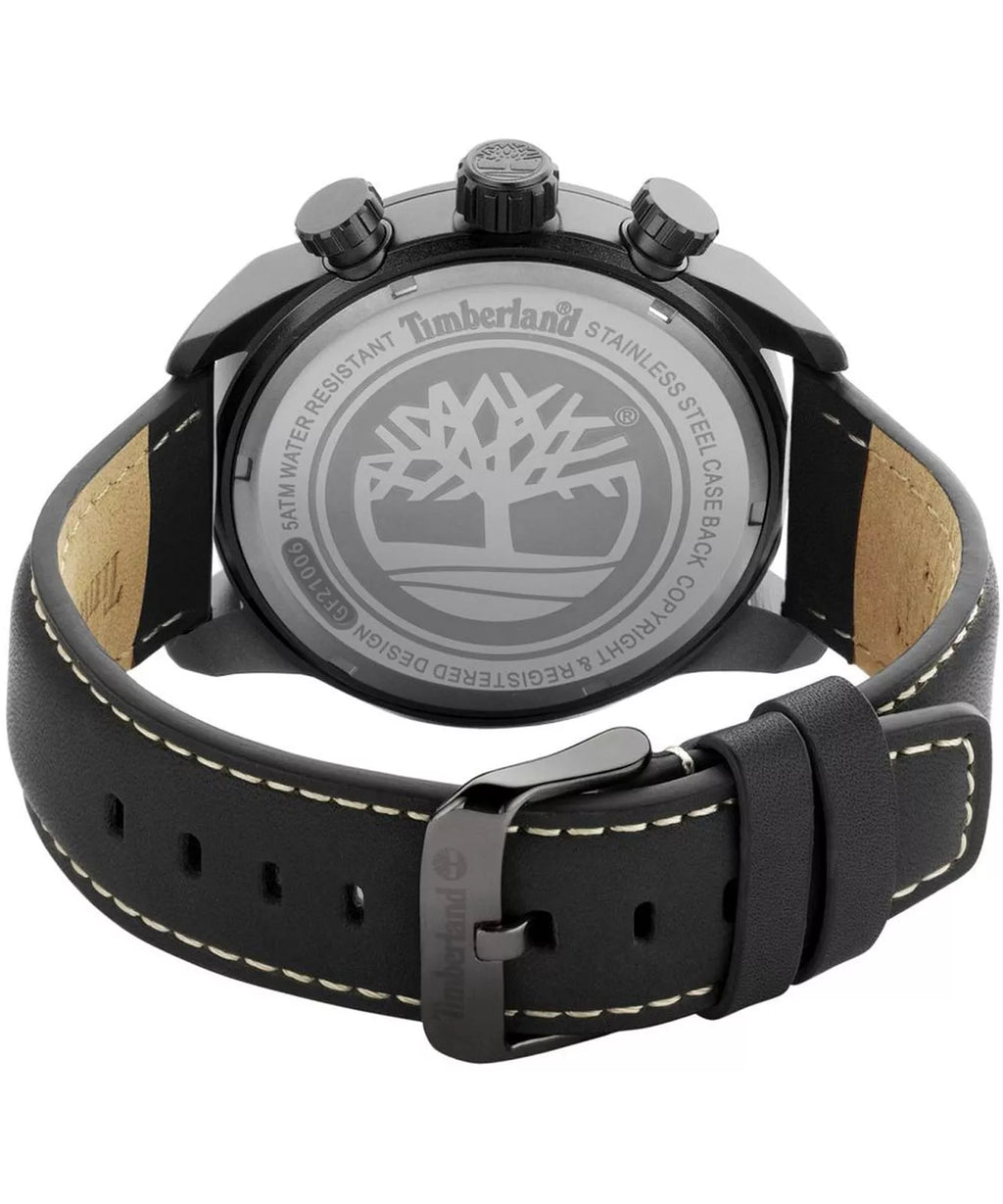  Reloj multifunción para hombre Timberland Henniker III TDWGF2100601 de acero inoxidable negro con correa de cuero oscuro grabado sobre un fondo rústico. trasera