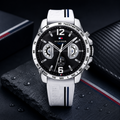  Reloj de hombre Tommy Hilfiger Decker 1791475 con caja plateada de acero inoxidable, dial negro y correa de silicona blanca con franjas azules.