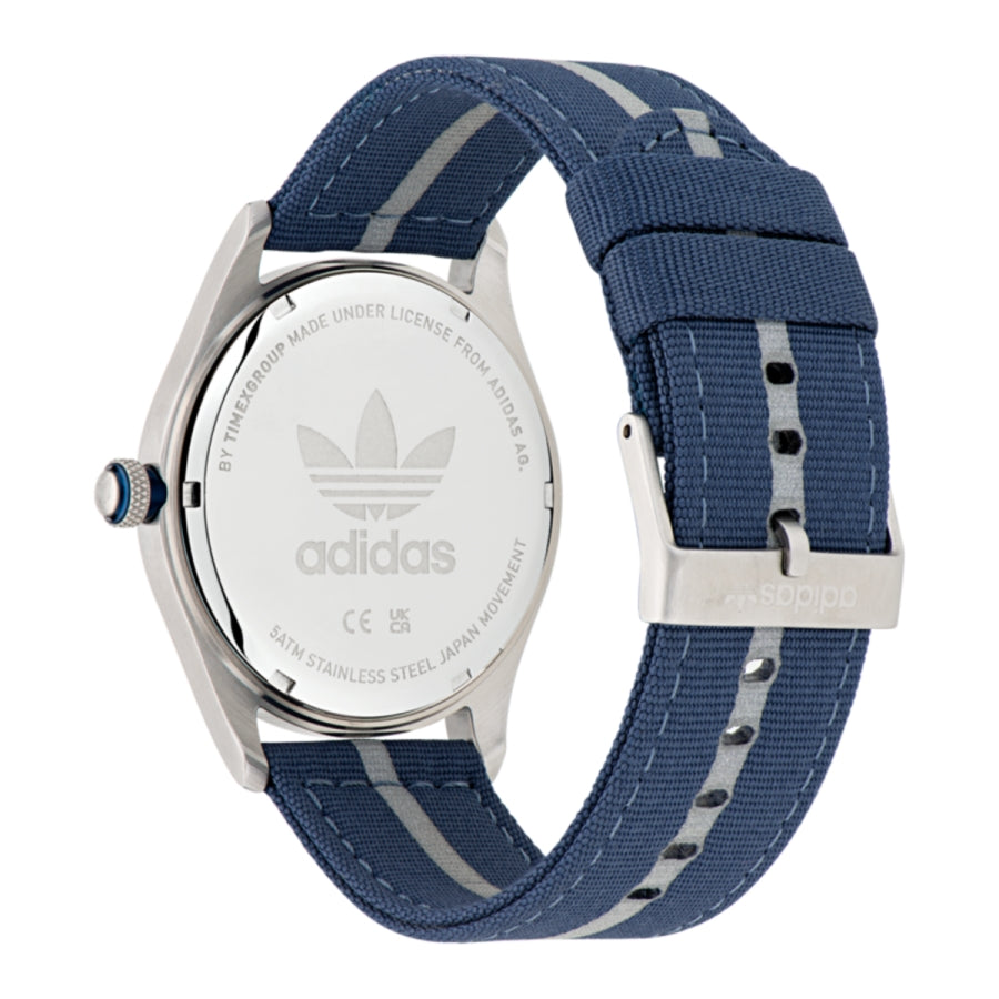 Reloj deportivo Adidas Code Four AOSY23041 con caja plateada de acero, dial azul marino con el gran logo del trébol y correa azul con franja gris central.trasera