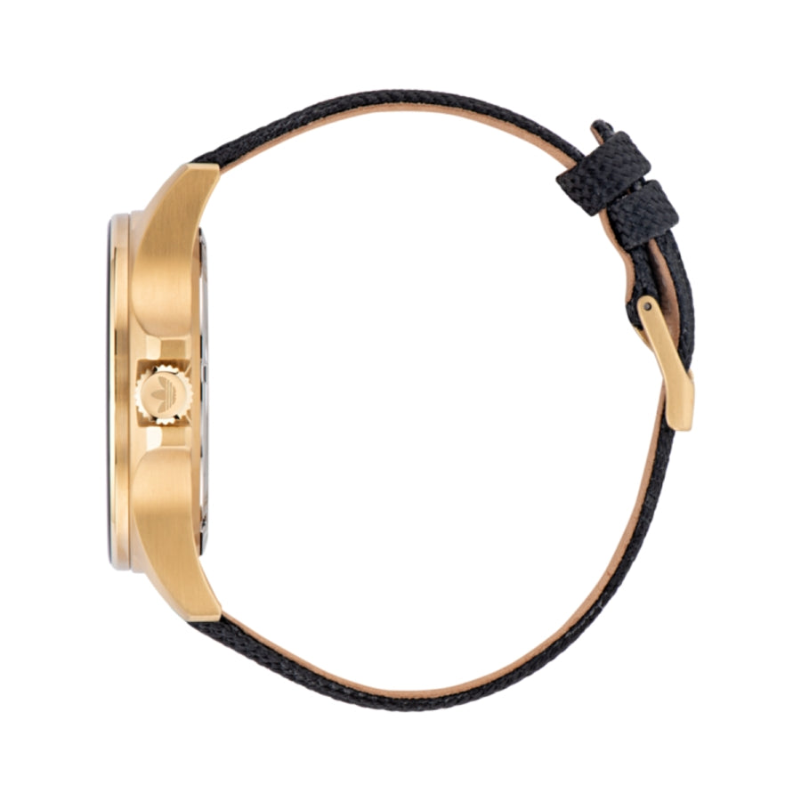  Reloj de lujo urbano Adidas Expression One AOFH23015 con caja de acero en tono dorado, esfera minimalista negra sin índices y correa de piel oscura. lateral