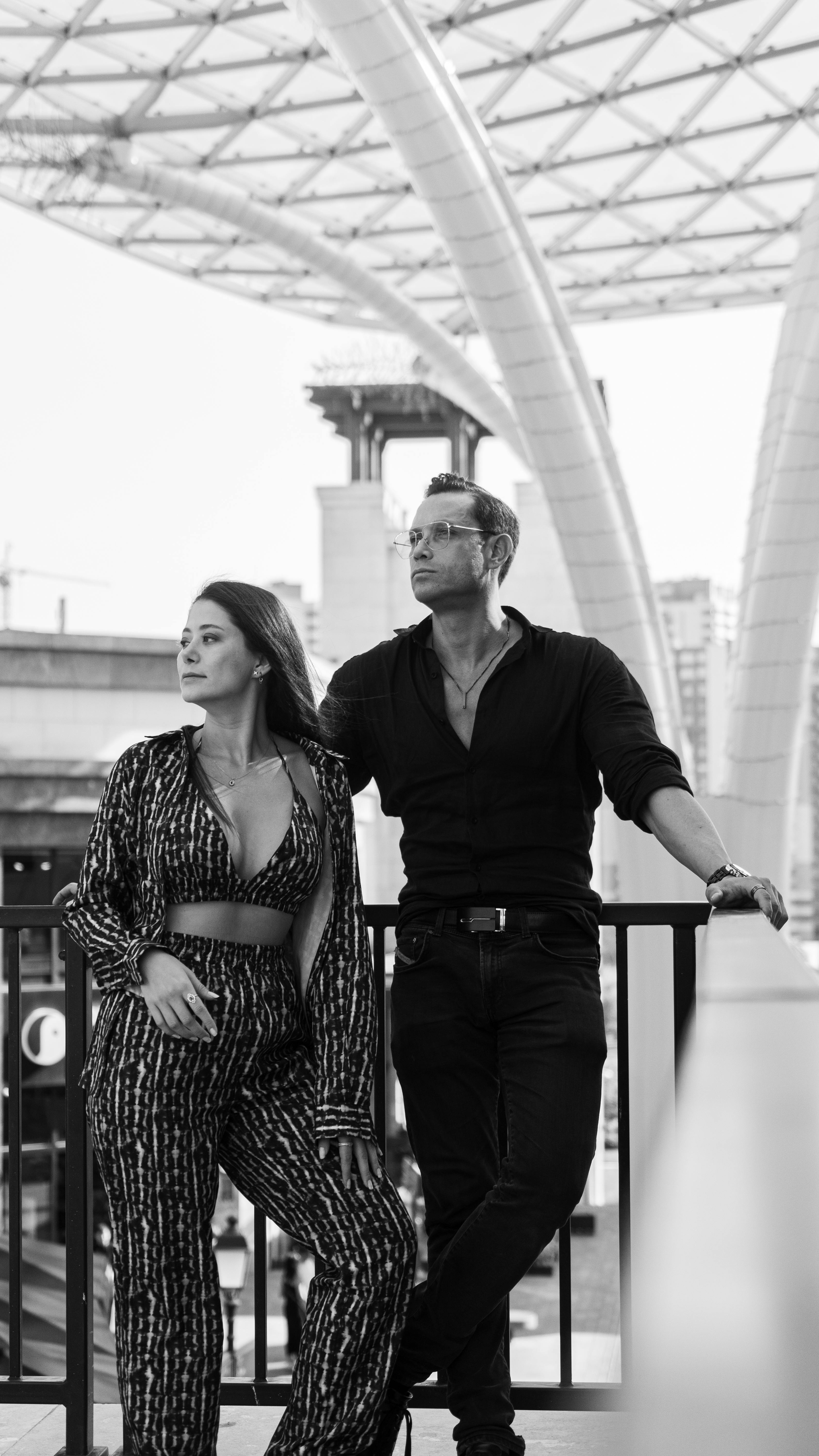 pareja de modelos guapos en blanco y negro