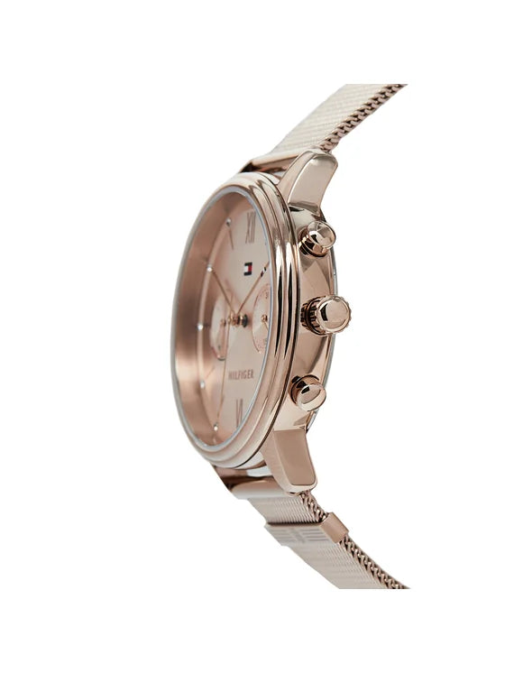 Reloj de mujer Tommy Hilfiger Blake 1782303 monocromático en oro rosa con esfera de índices de cristales y correa de malla milanesa sobre piedra arenisca.